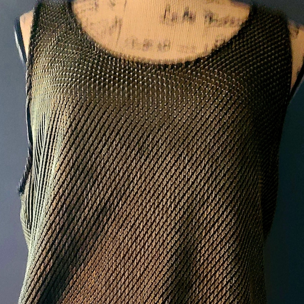 Peter Nygard size XL Sleeveless Tank shirt Black and Gold. material stretches.